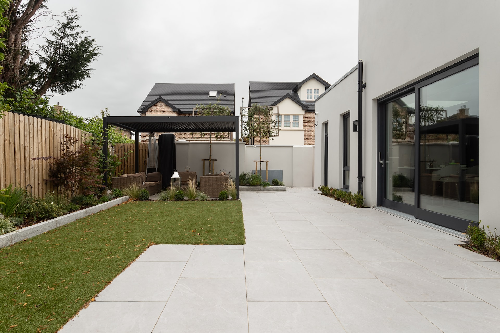 une maison avec une grande cour et un patio couvert